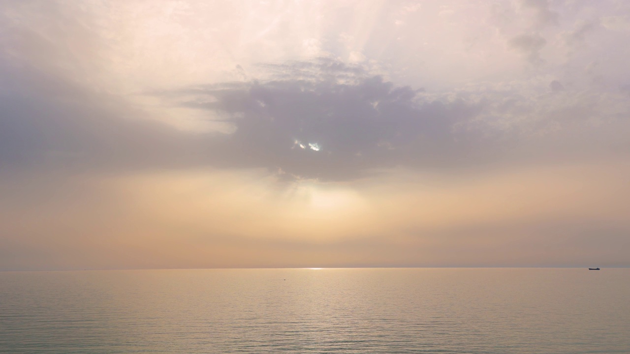 夕阳和雾中的田园海景视频素材