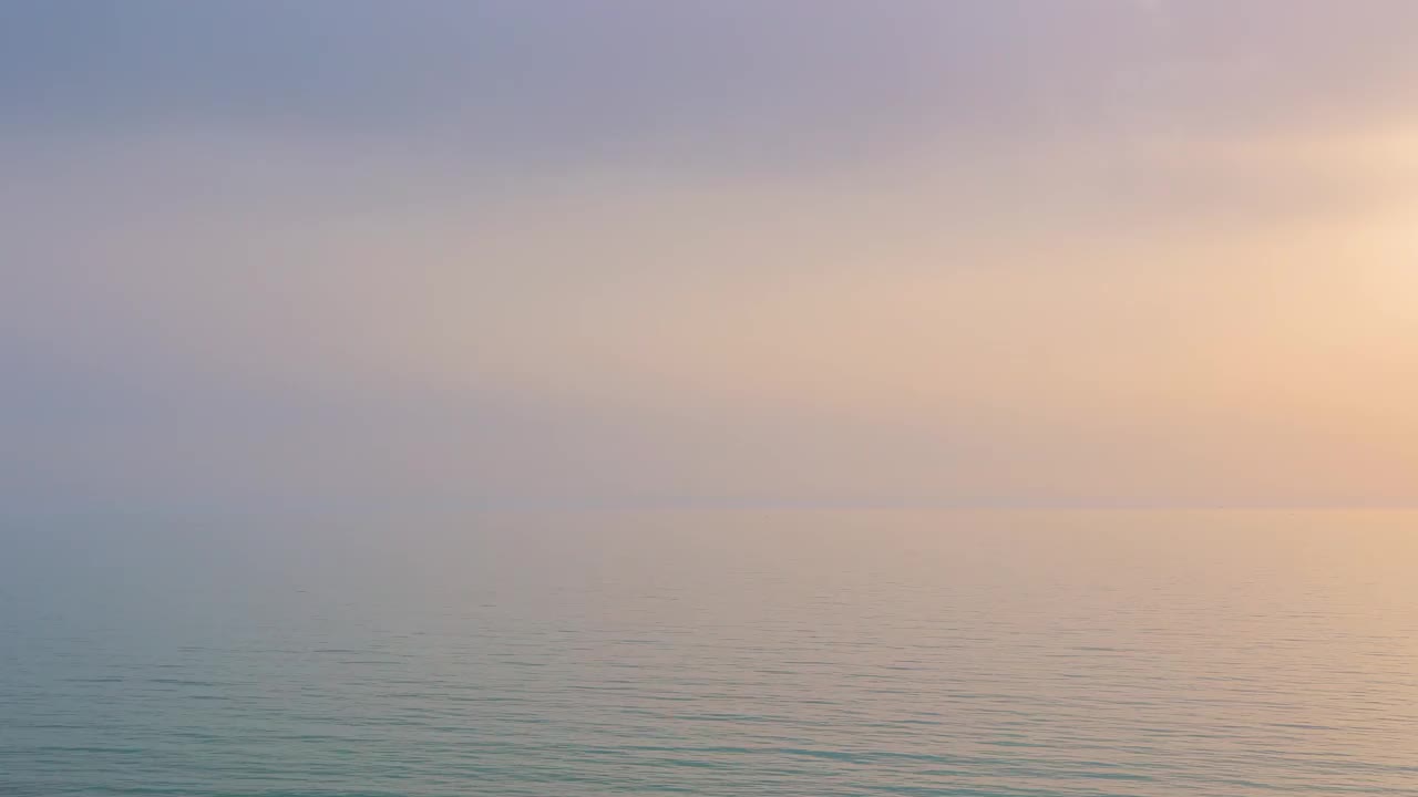 夕阳和雾中的田园海景视频素材