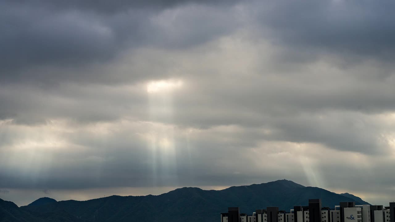 廷德尔现象的云景/南杨州市，韩国京畿道视频素材