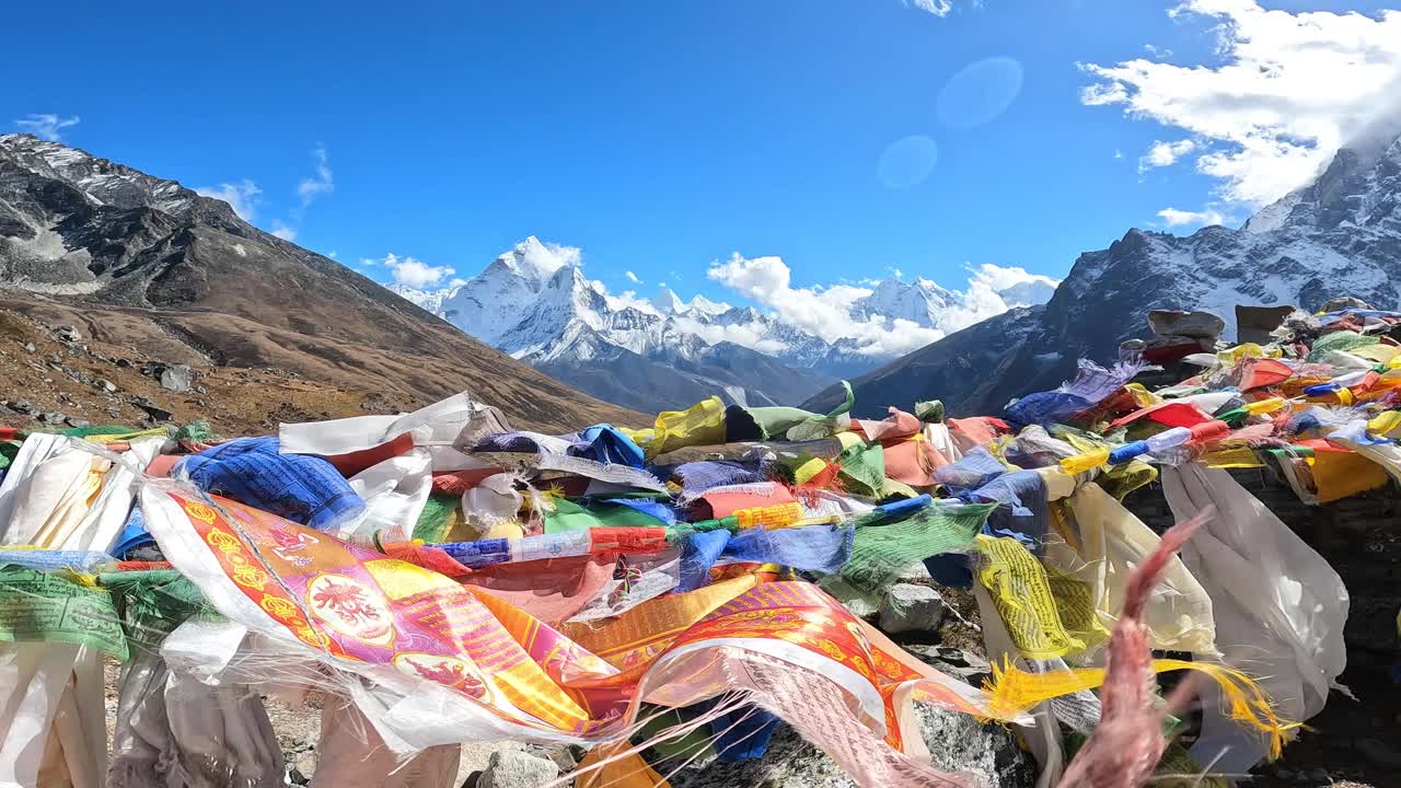 在尼泊尔前往珠峰大本营的途中，从Thukla山口(4800米)观看ama Dablam山的壮观景色。视频素材