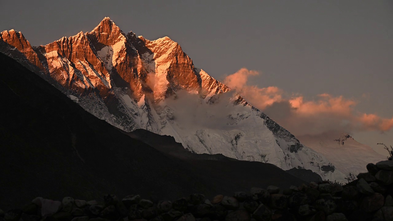 世界第四高山洛子山(8516米)日落时的延时。视频素材