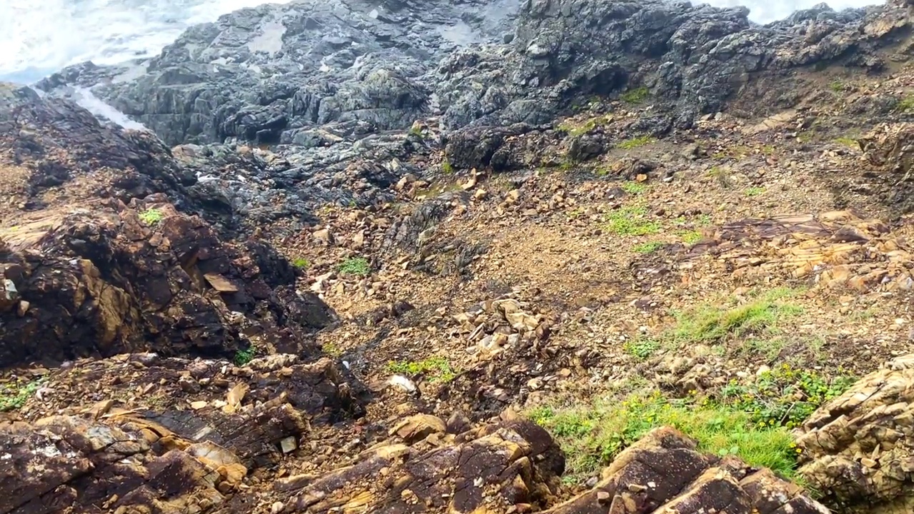 从海岬悬崖看暴风雨的海洋视频素材