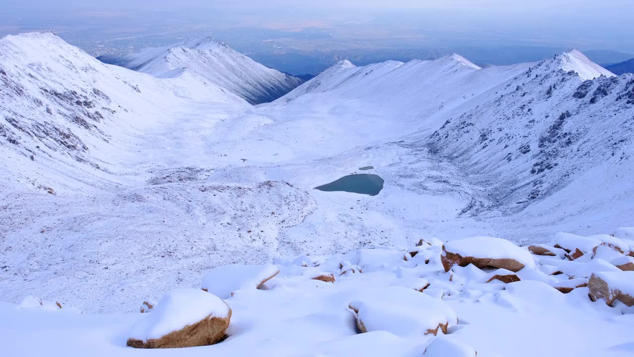 冰碛湖山脉高地雪景视频素材