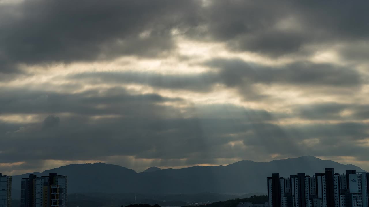 廷德尔现象的云景/南杨州市，韩国京畿道视频素材