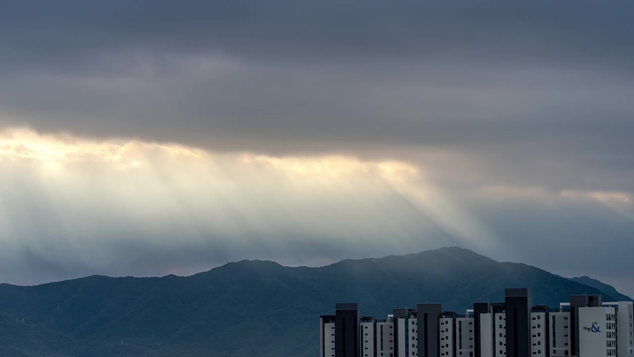 廷德尔现象的云景/南杨州市，韩国京畿道视频素材