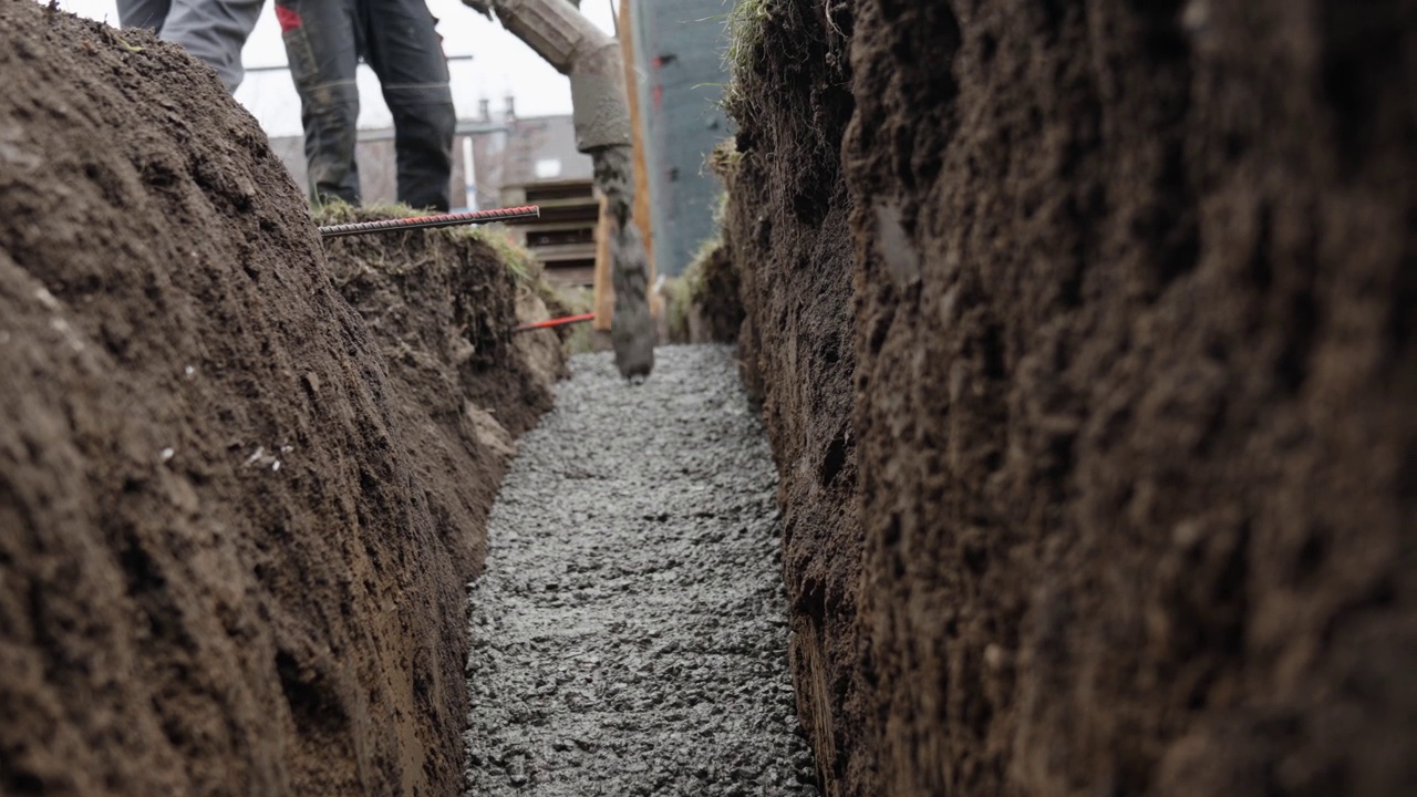 新建筑物地基的混凝土浇筑。在地下挖洞时浇注混凝土视频素材