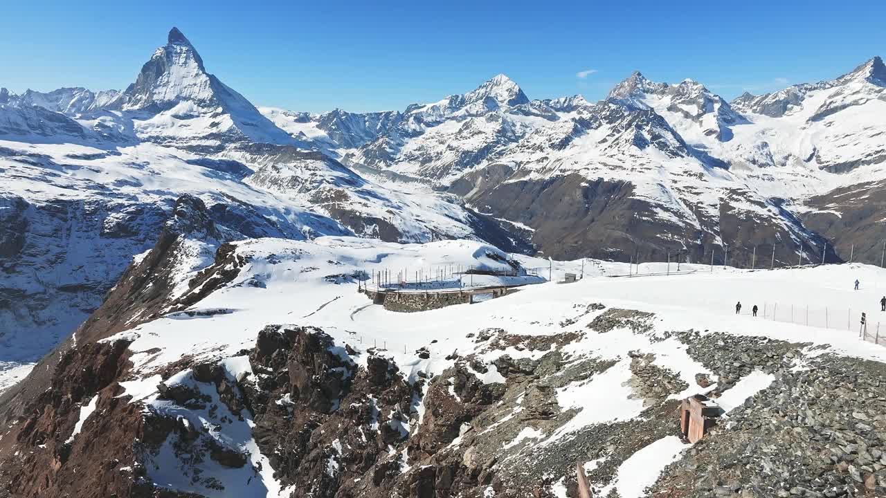 美丽的采尔马特滑雪场与马特洪峰的视野在地平线上。视频素材