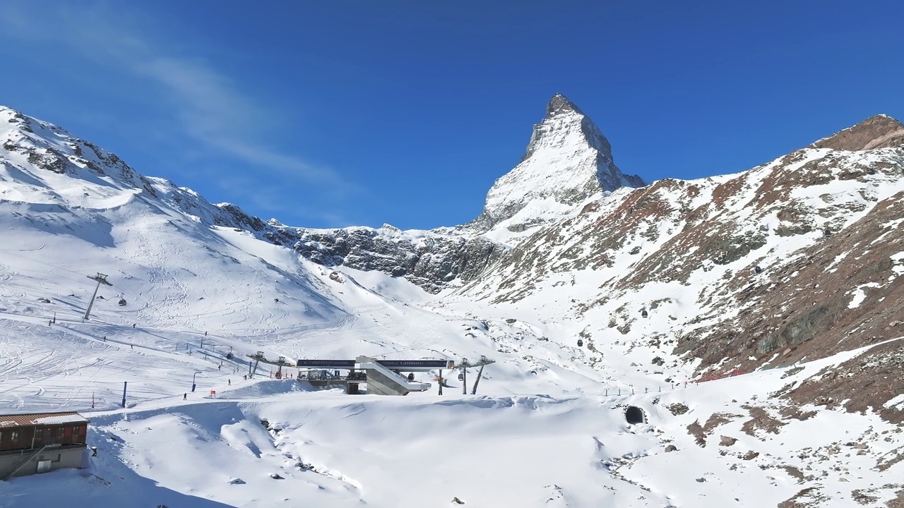 美丽的采尔马特滑雪场与马特洪峰的视野在地平线上。视频素材