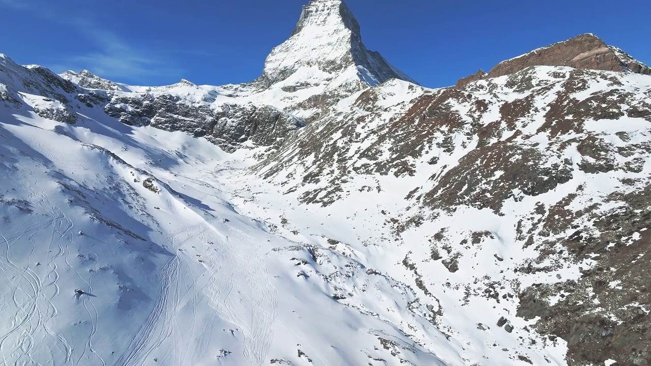 美丽的采尔马特滑雪场与马特洪峰的视野在地平线上。视频素材