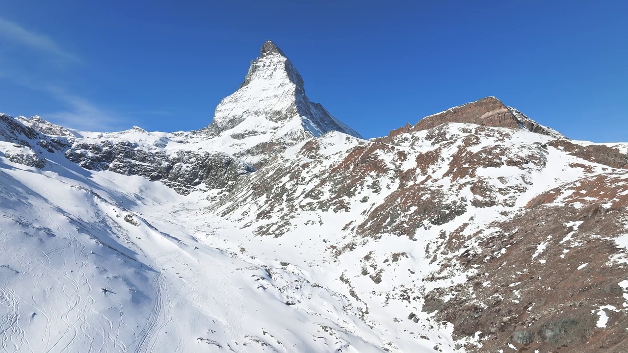 美丽的采尔马特滑雪场与马特洪峰的视野在地平线上。视频素材