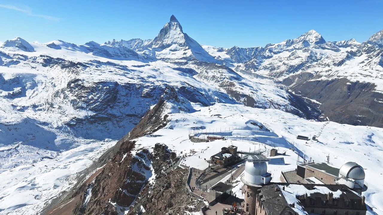 美丽的采尔马特滑雪场与马特洪峰的视野在地平线上。视频素材