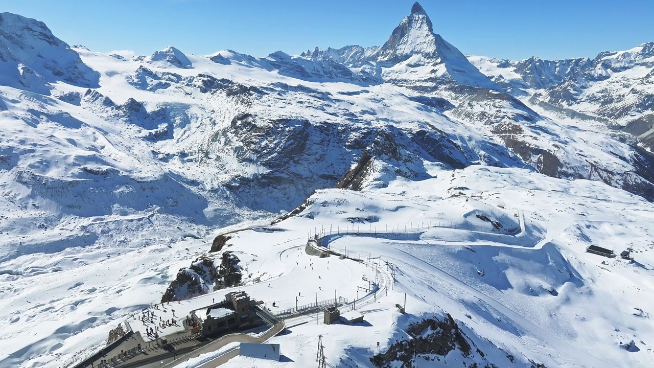 美丽的采尔马特滑雪场与马特洪峰的视野在地平线上。视频素材