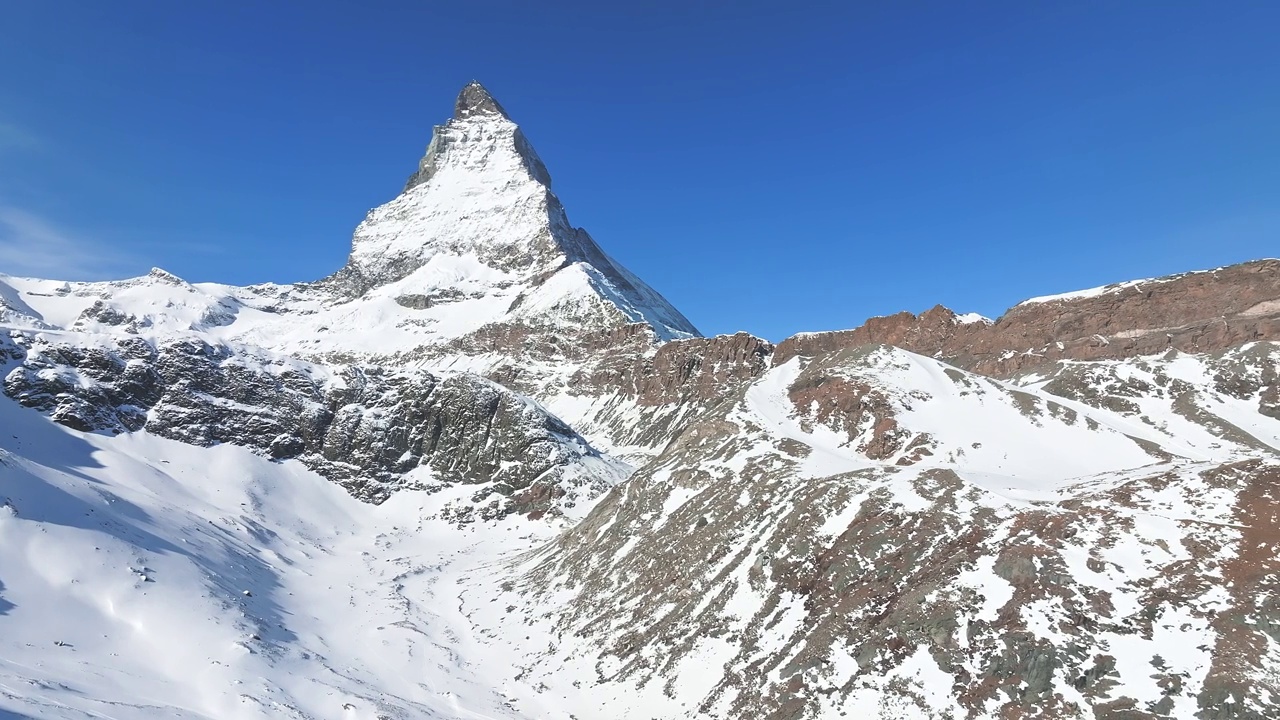 美丽的采尔马特滑雪场与马特洪峰的视野在地平线上。视频素材