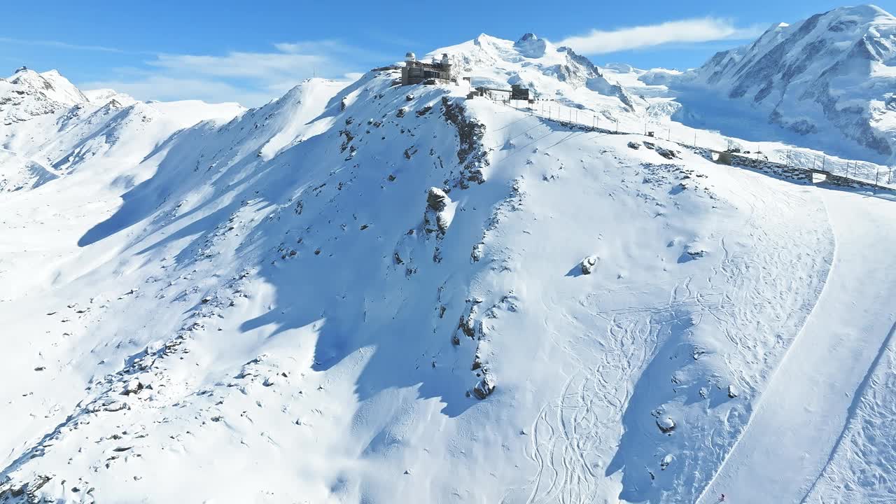 美丽的采尔马特滑雪场与马特洪峰的视野在地平线上。视频素材