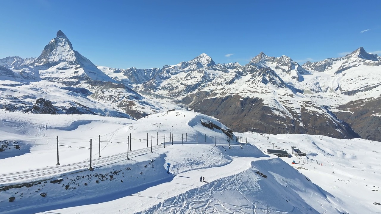 美丽的采尔马特滑雪场与马特洪峰的视野在地平线上。视频素材