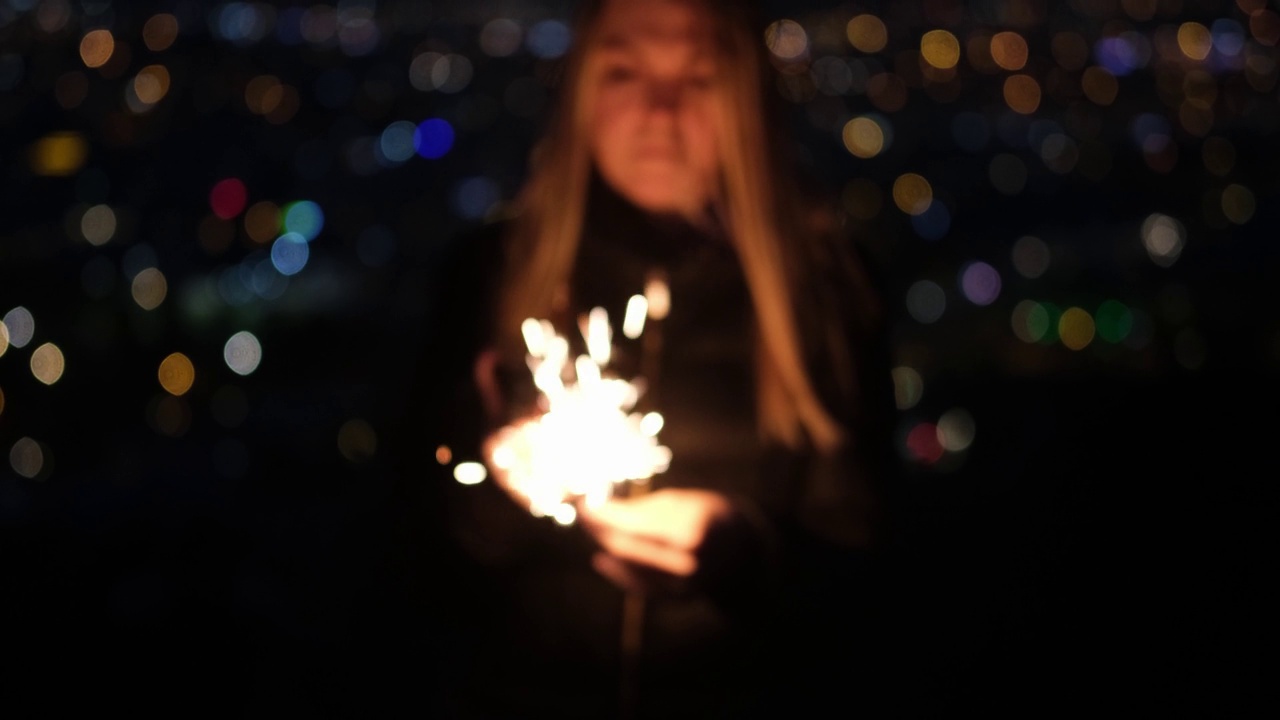 慢动作女人拿着火花视频素材