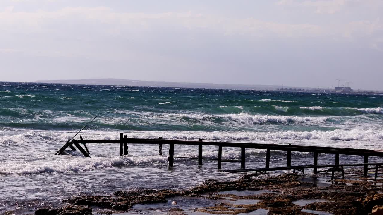 水面上的木制浮筒。空的浮筒。海浪拍打浮筒。应急码头视频素材