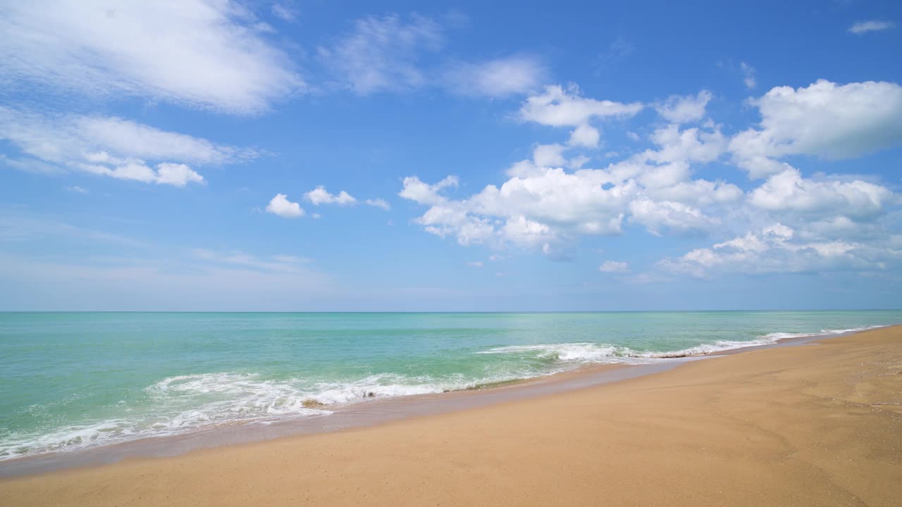 夏日山水观碧海浪浪岸美云。本空间视频素材