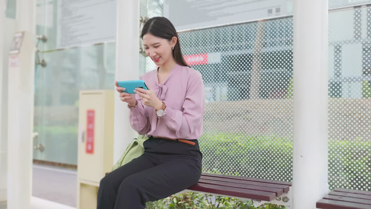 站台候车女子视频素材