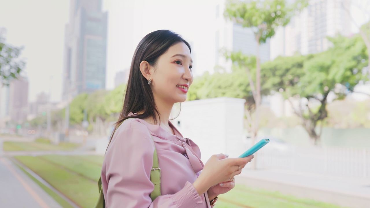 女人站在站台上视频素材