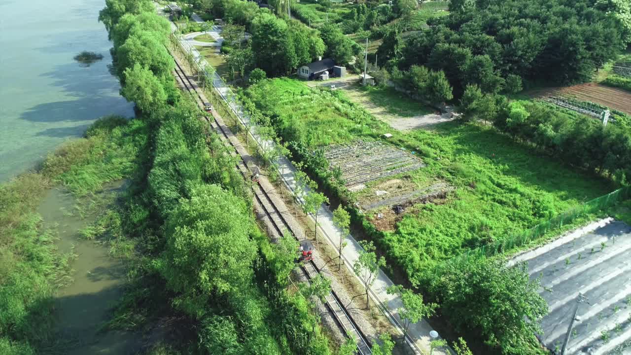 韩国京畿道义旺市王松湖公园的轨道自行车视频素材