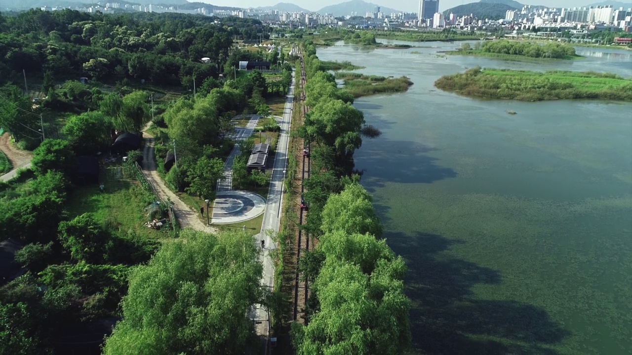 韩国京畿道义旺市王松湖公园的轨道自行车视频素材