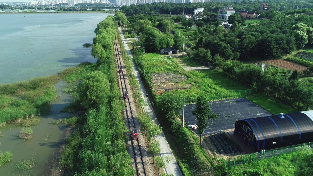 韩国京畿道义旺市王松湖公园的轨道自行车视频素材