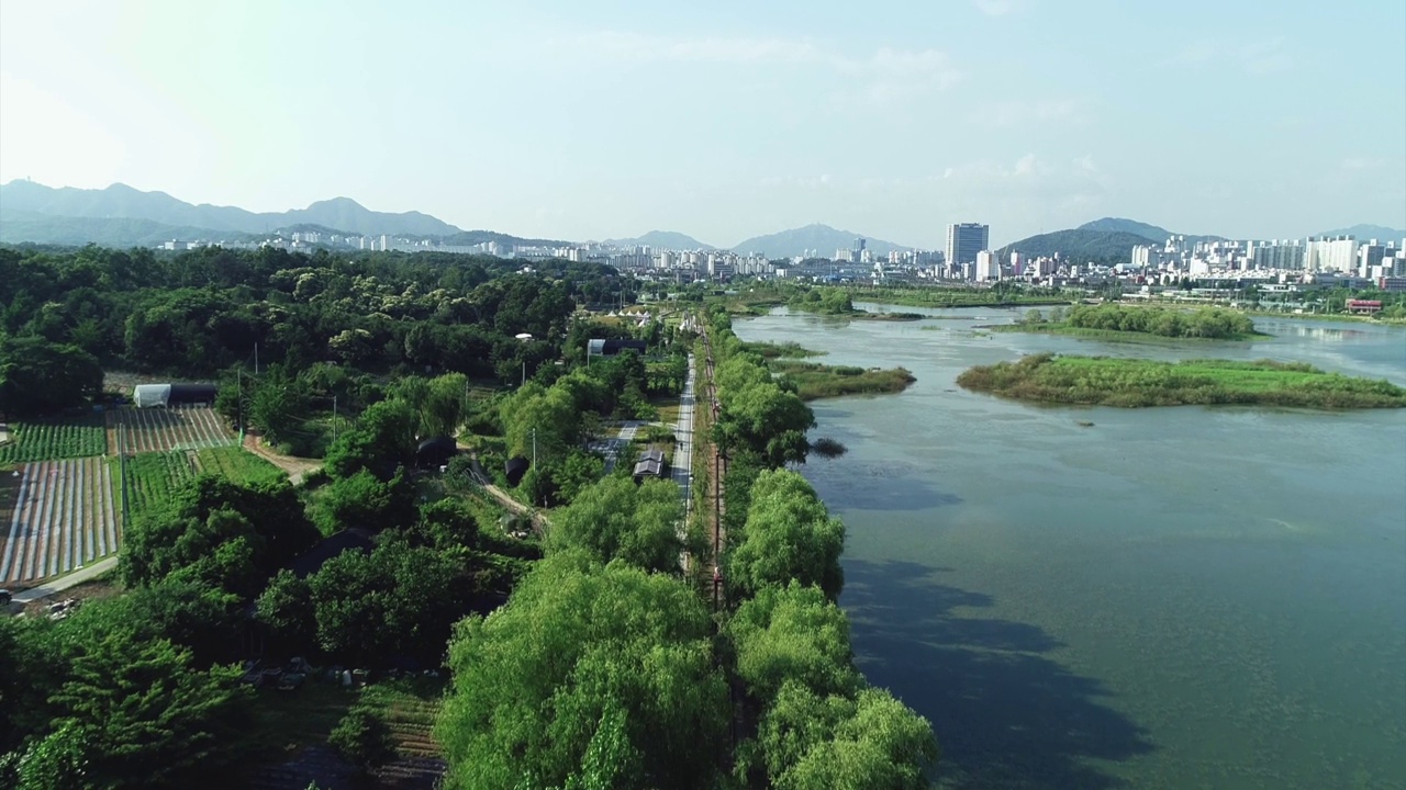 韩国京畿道义旺市王松湖公园的轨道自行车视频素材