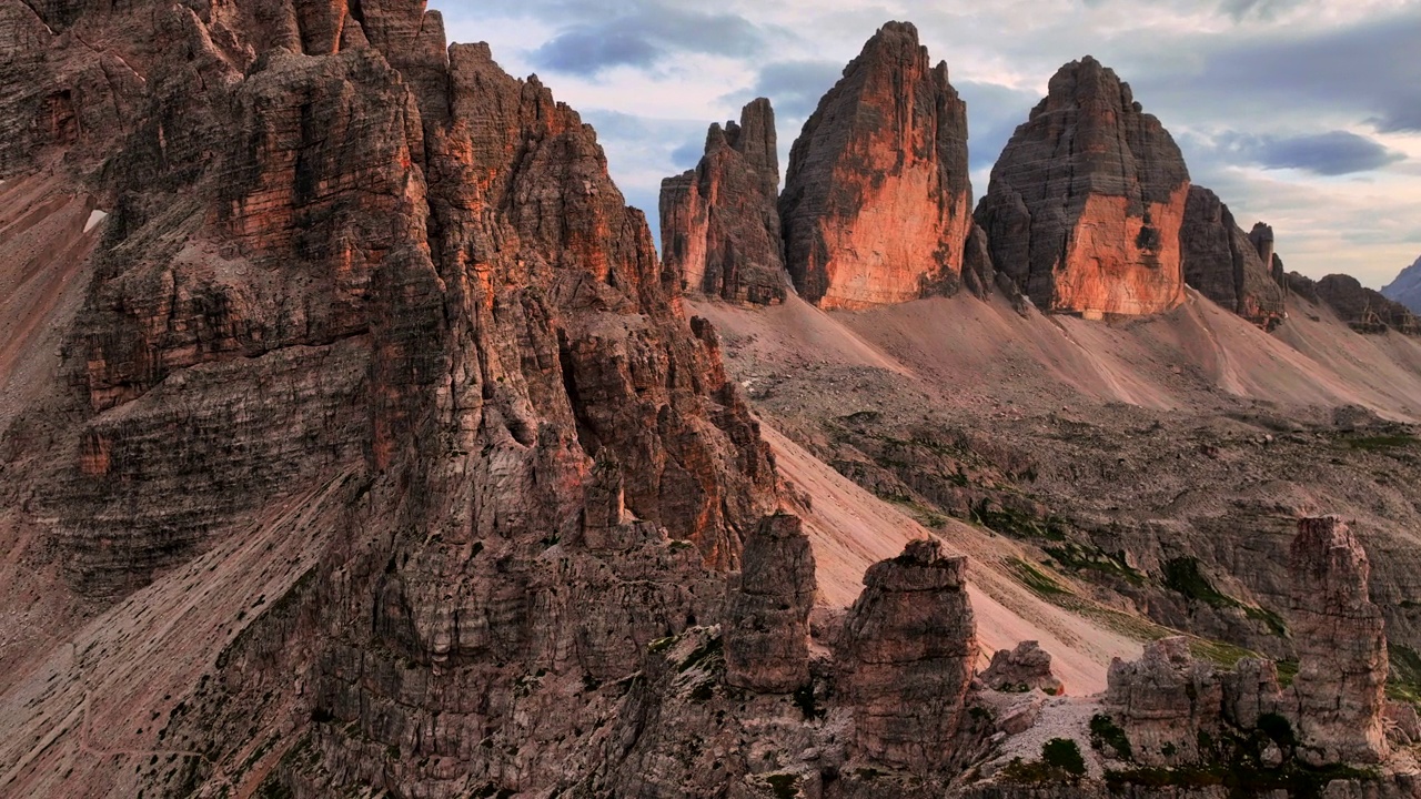 拉瓦雷多Tre Cime di Lavaredo的空中无人机日落场景视频素材