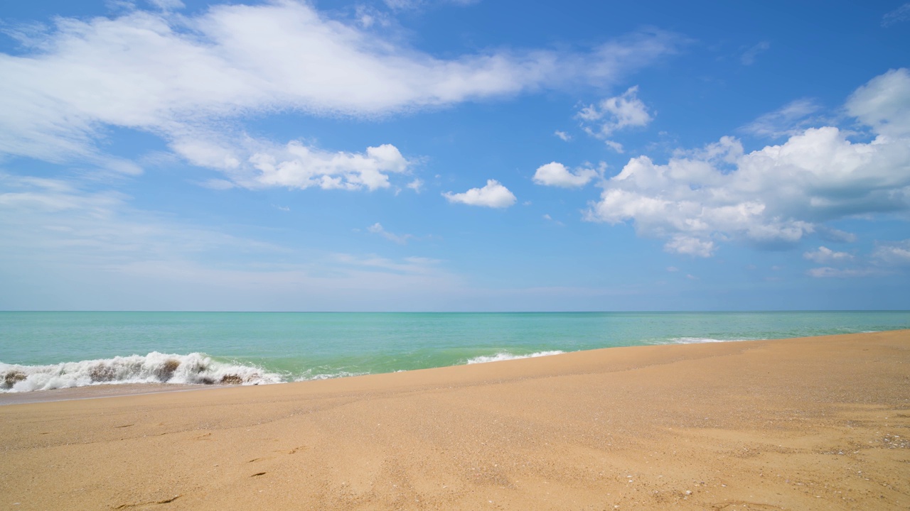 蓝天，白云，碧海，海浪拍打着海岸。视频素材