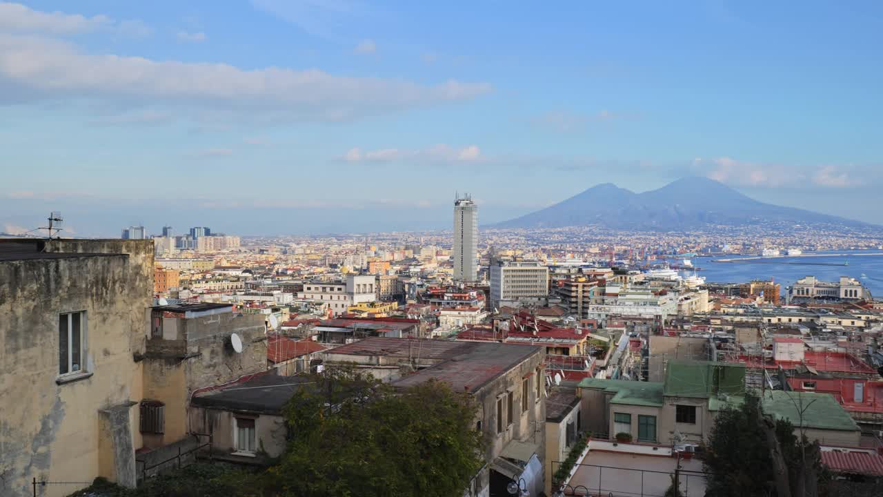 那不勒斯,意大利。从Corso Vittorio Emanuele俯瞰城市。右边是Maschio Angioino，旁边是邮轮码头。中心是维苏威火山和那不勒斯湾。视频下载