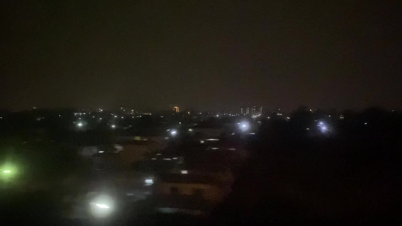 从火车上俯瞰泰国曼谷的夜景视频素材