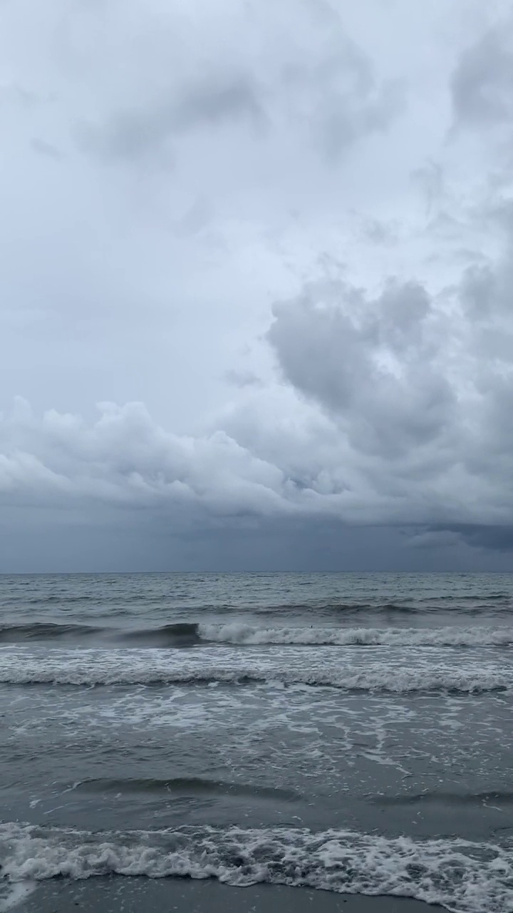 海滩上的海浪和多云的天空视频素材