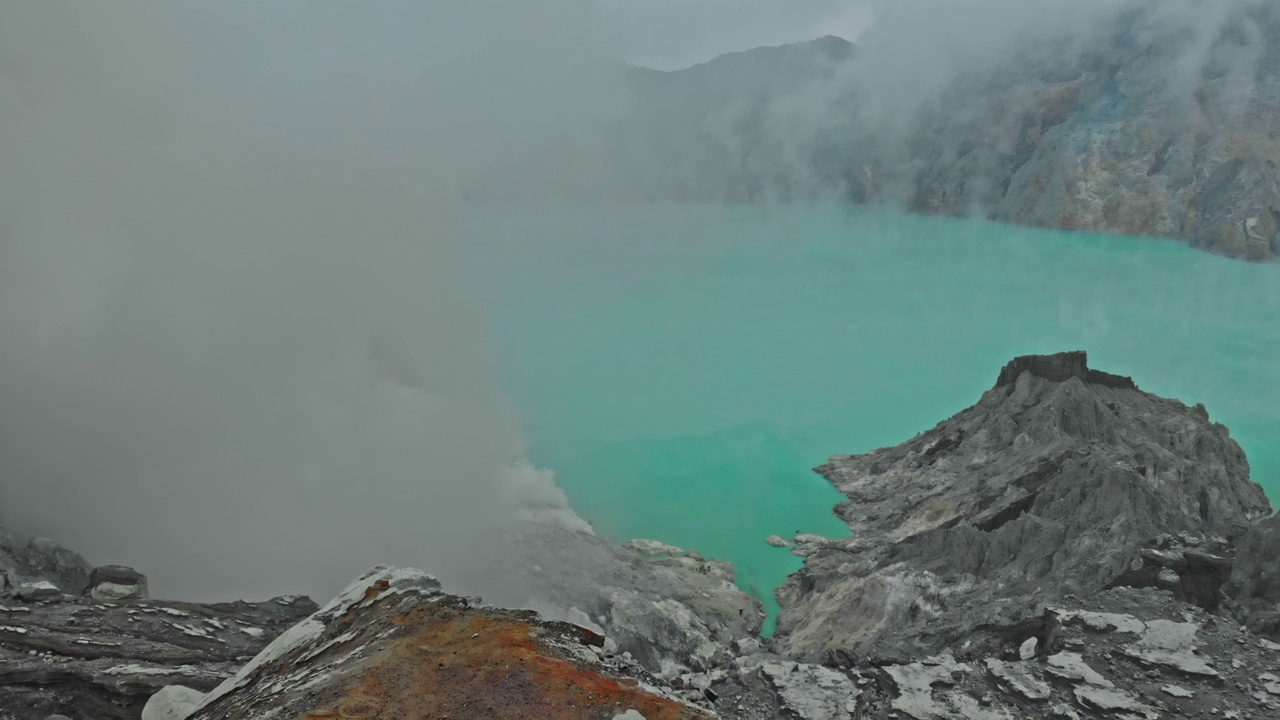 从上面看，令人惊叹的伊真火山鸟瞰图视频素材