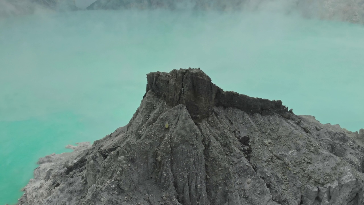 戏剧性的鸟瞰图的火山口酸湖卡瓦伊真，那里开采硫磺视频素材