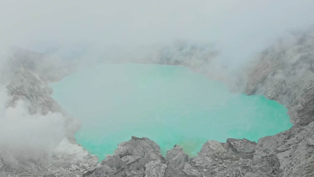 伊真火山群是位于东爪哇的一组复合火山群视频素材