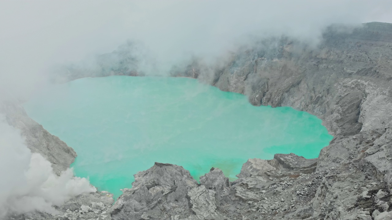 从上面看，令人惊叹的伊真火山鸟瞰图视频素材