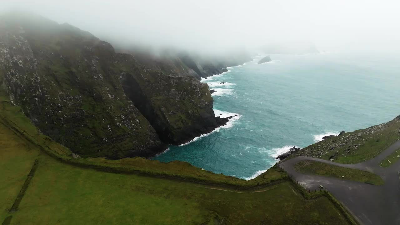 爱尔兰悬崖，克里悬崖鸟瞰图，大西洋海岸线的美丽风景，克里环，惊人的海浪冲击着克里悬崖，被广泛认为是爱尔兰克里郡最壮观的悬崖，从上面看大西洋悬崖视频素材