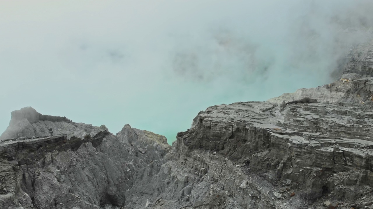 航拍著名的活火山伊真火山或卡瓦伊真火山在爪哇岛视频素材