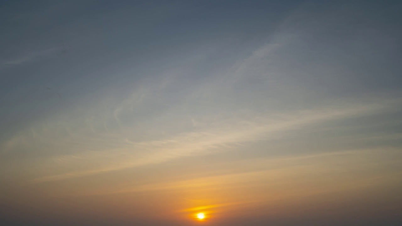 壮观的日落或日出在海上景观的时间推移，惊人的自然光云景天空和云移动滚动，多彩的日落光戏剧性的云在黄金时刻的镜头视频素材