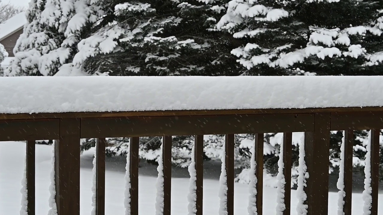 甲板栏杆上厚厚的积雪视频素材