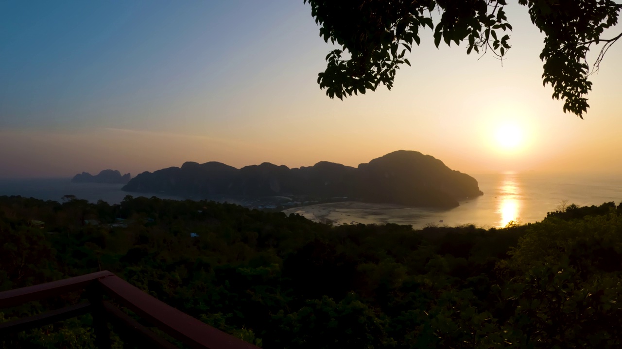 慢镜头皮皮岛的观景点，可以俯瞰皮皮岛周围的山川和大海。Koh Phi Phi，甲米省，泰国视频素材