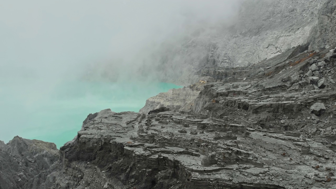 航拍著名的活火山伊真火山或卡瓦伊真火山在爪哇岛视频素材