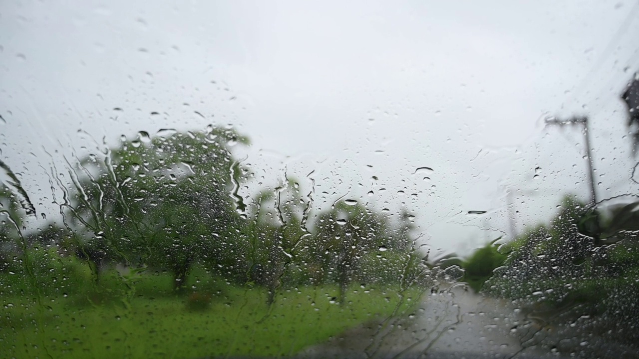 慢镜头，下雨天驾驶汽车，雨刷清理雨点在挡风玻璃上视频素材