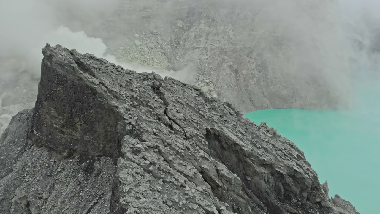 戏剧性的鸟瞰图的火山口酸湖卡瓦伊真，那里开采硫磺视频素材