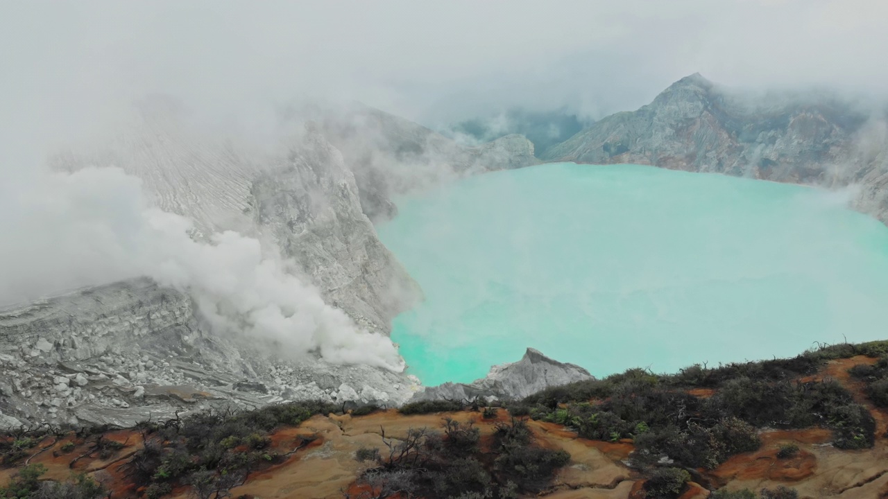 航拍著名的活火山伊真火山或卡瓦伊真火山在爪哇岛视频素材