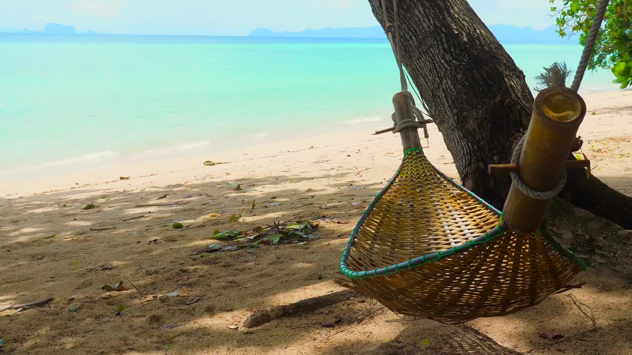 夏天海滩上的吊床，绿松石色的水视频素材