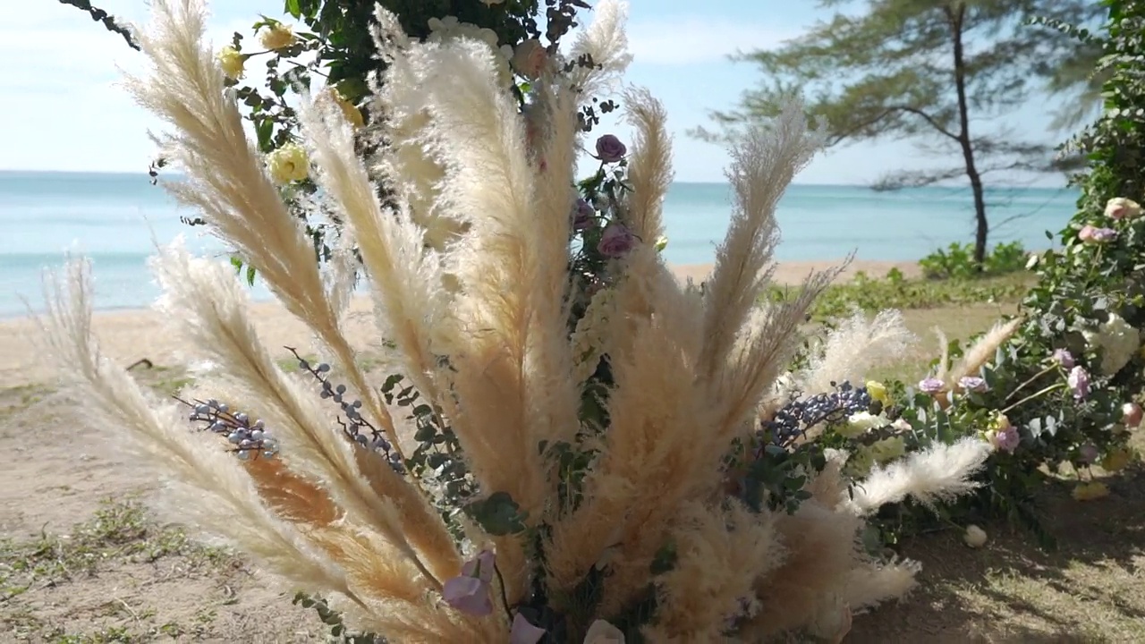 花装饰海滩婚礼布景海边视频素材