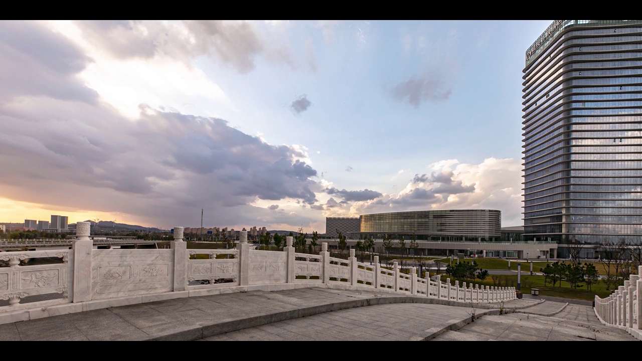 雨前的夕阳倒映在旁边的建筑上视频素材