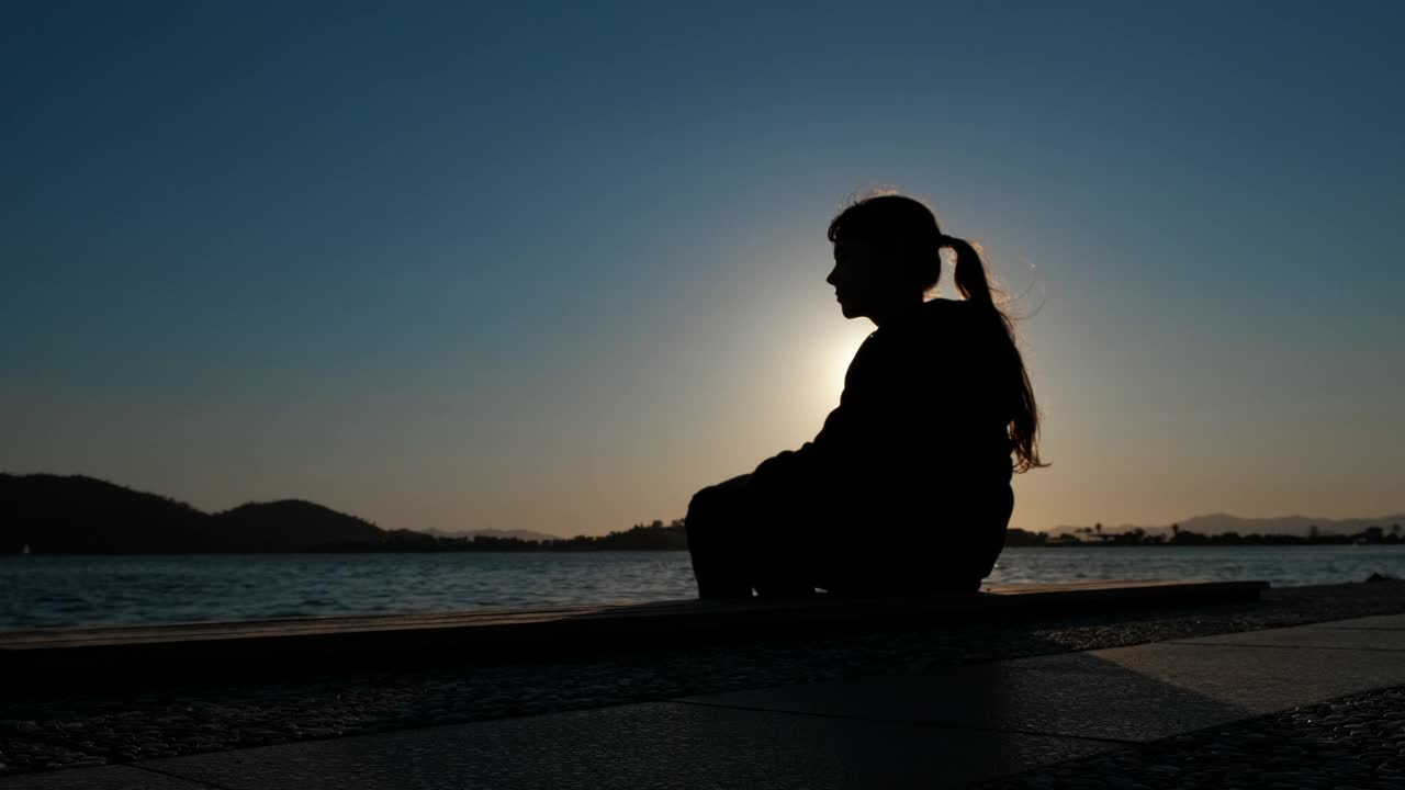 夕阳下少年的剪影。视频素材